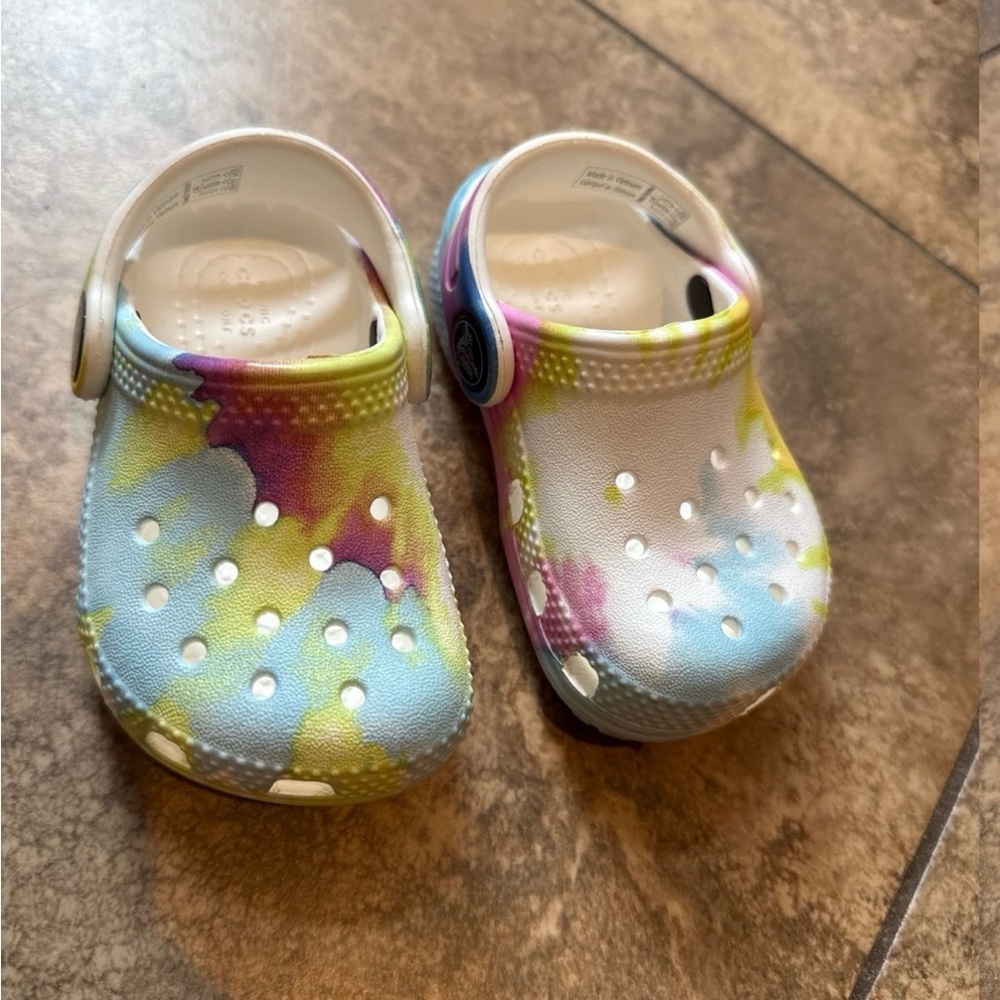 CROCS Kids Tie-Dye Clog in Yellow, Blue & Pink